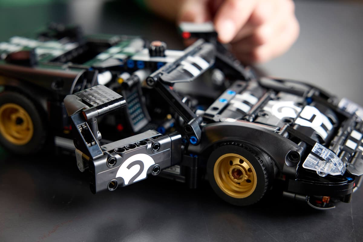 LEGO Technic Ford GT40 MKII de course de 1966 - 42223